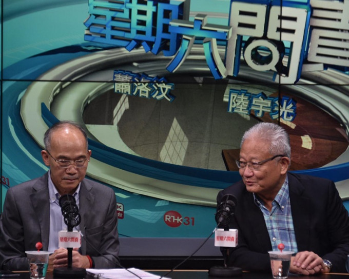 吴宏斌(右)及郭振华(左)出席一电台节目。