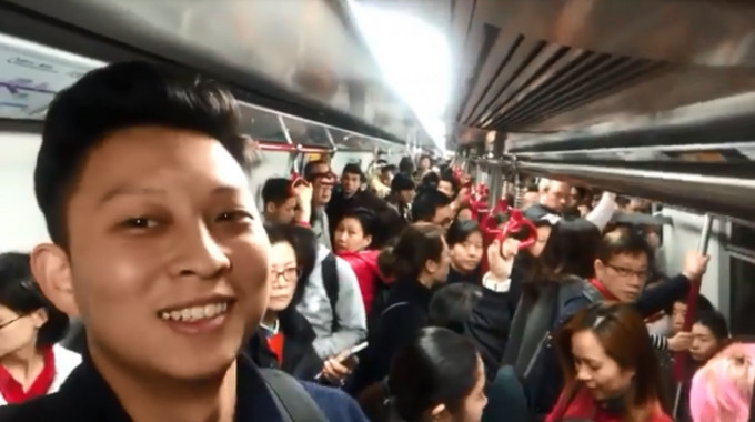 網上紅人在港鐵列車邀乘客合唱僅一人和應拍手。facebook托哥Torres圖片