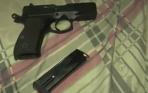 警方在案发现场发现一把9mm口径手枪。（网图）