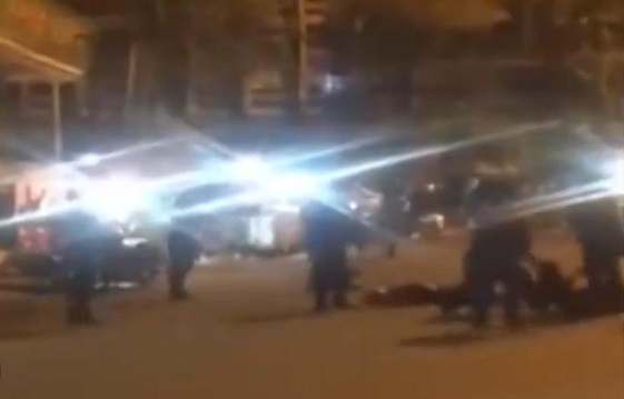 警方到场后，两群涉案男子随即散开，但有伤者躺在地上。影片截图