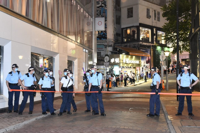 警方指，銅鑼灣及旺角一帶有示威者高叫涉嫌煽動或教唆他人分裂國家的口號。
