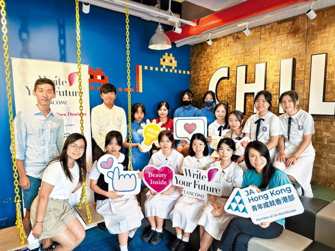 青年成就香港部與知名化妝品牌合辦營商學習計劃，有高中女生倡議改善女性體態的運動應用程式，在賽事中奪冠。