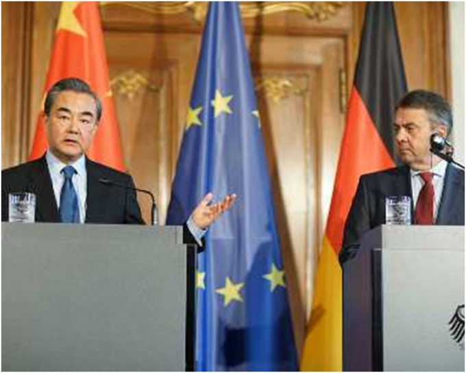 王毅（左）在柏林与德国副总理兼外长加布里尔会谈。新华社