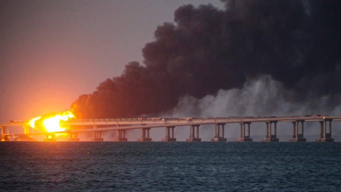 一條連接俄羅斯及克里米亞的大橋亦遭受襲擊。美聯社
