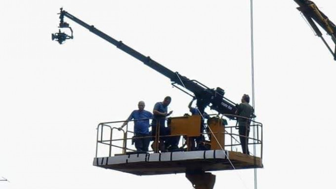 出事升降台曾被拍到超載多人及擺放一台伸縮搖臂攝影機。fb：中科監察