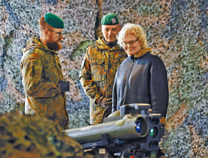 德国女防长兰布雷希特（右）上周四到访东部城市马林贝格的军事基地，听取军官讲解反坦克系统的操作。