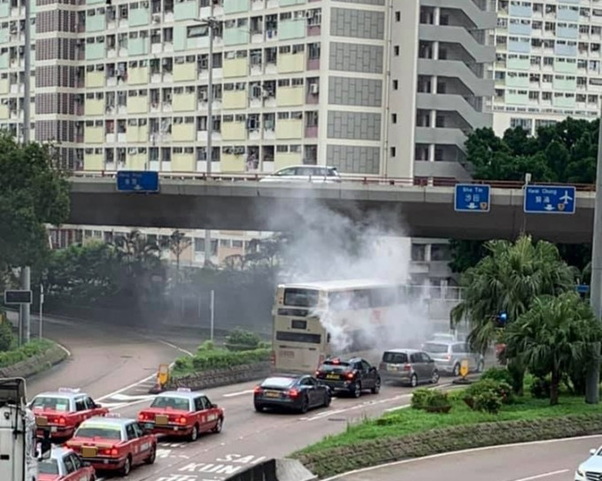 巴士冒出白煙。FB「香港突發事故報料區」Lok Lam‎圖片