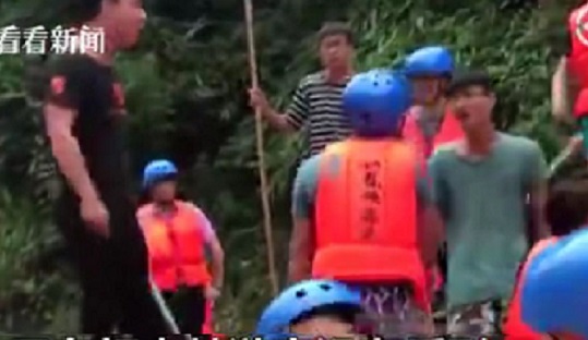 上海遊客在浙江玩漂流時與工作人員發生衝突並遭到掌摑。 網上圖片