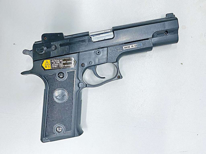 ■警方在铜锣湾拘捕一名男子，起出仿制枪械。