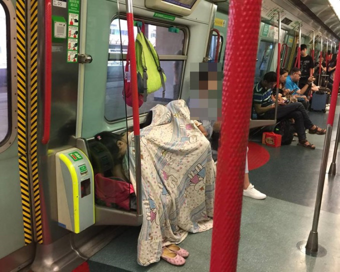 乘客东铁车厢大被同眠。Michelle Yuen‎图片