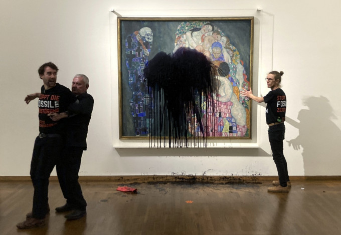 奥地利知名象徵主义画家克林姆的画作《死亡和生命》，遭环保人士泼黑色液体。路透