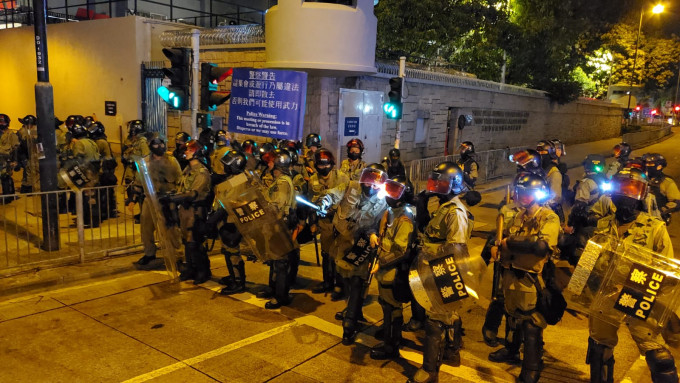 当晚大批示威者黄大仙堵路防暴警到场。资料图片