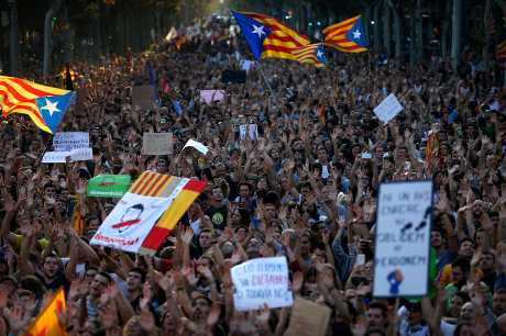 加泰隆尼亚自治区今天有数十万民众集会抗议。AP