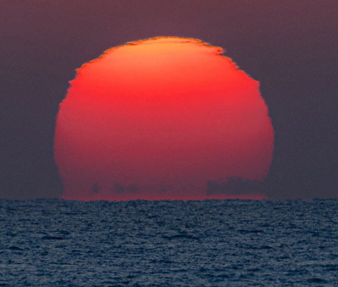 市民Billy Lie在1月13日於石澳拍攝的夕陽。天文台FB圖片