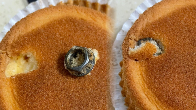 澳门有网民发现小蛋糕内藏螺丝帽。网民Kathie Tam图片
