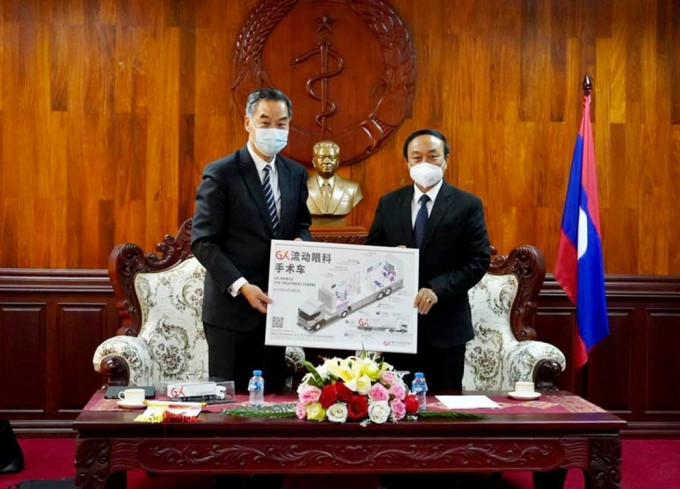 梁振英访老挝捐20吨防疫物资。