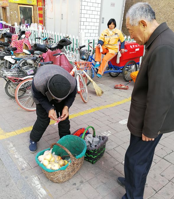 不少市民光顧老人。圖：齊魯晚報