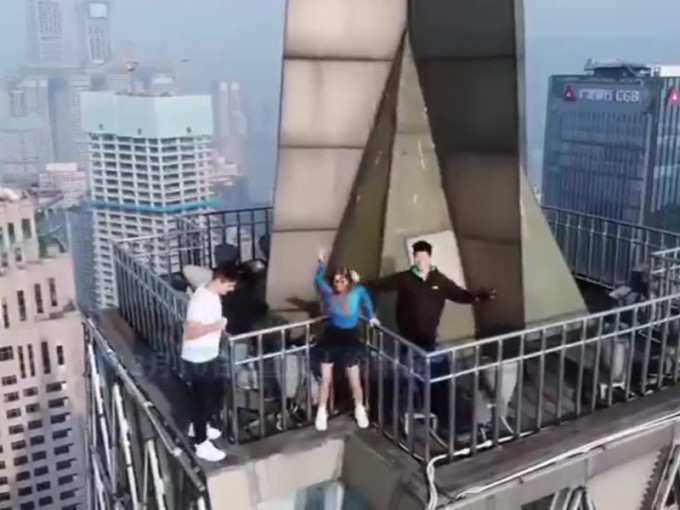 3名年輕人爬上228米高樓頂跳舞。(網圖)