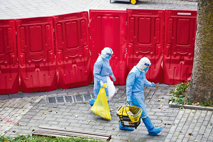 深圳防疫工作人員清理醫療垃圾。