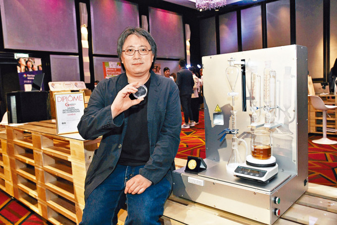 曾耀辉的研究团队凭藉「微塑胶『快测』技术」，在日内瓦国际发明展获评判特别嘉许金奖。