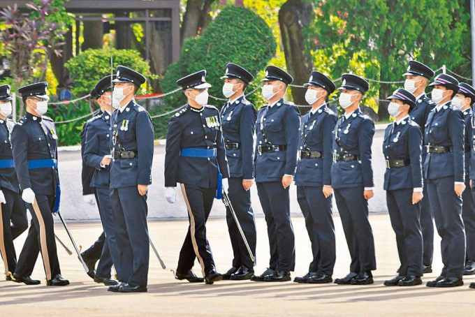 ■警务处处长萧泽颐出席警察学院学警结业典礼，提到在投票日将调动的警力超过一万人。