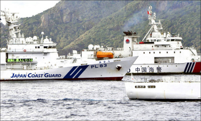今年4月日本國會議員前往釣魚台附近海域視察，日本海上保安廳巡邏船試圖阻止中國海警船靠近。路透社