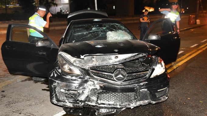 昂船洲Benz猛撼石壆司機逃逸 行車證車牌被拆走