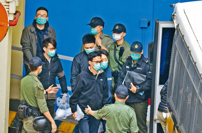楊岳橋（後左）等四名公民黨被告已退黨，申保審訊再延長。