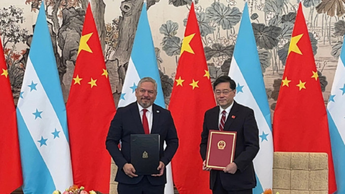 秦刚上月底在北京与洪都拉斯签署两国建交的联合公报。