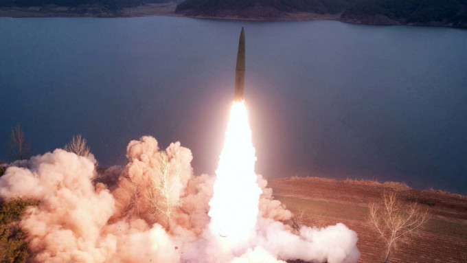 朝中社发放的照片显示北韩军方利用移动式导弹发射车发射导弹。路透社