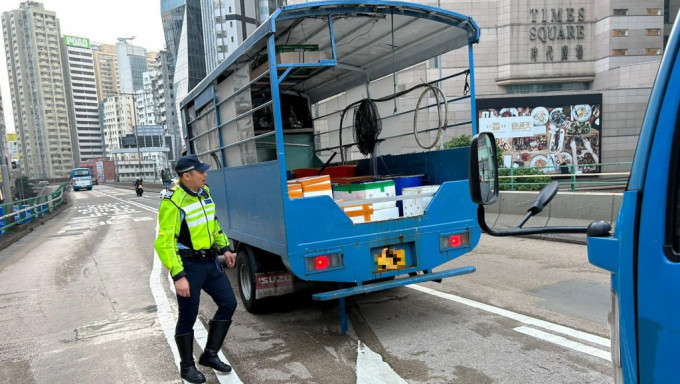 港岛交通打击货车违例发1021张告票 拘1通缉男