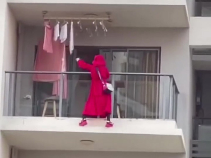 三亚红衣女爬出露台外跳舞，最终由25楼堕下。