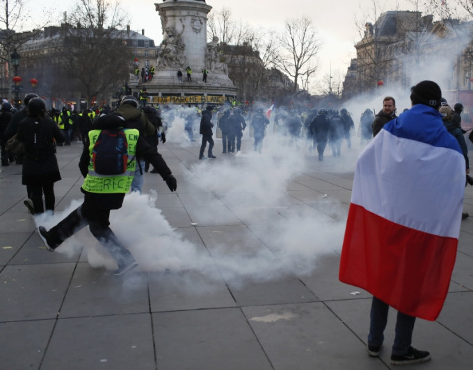法國傳媒引述消息人士指，總統馬克龍計劃舉行公投，應對「黃背心」危機。AP
