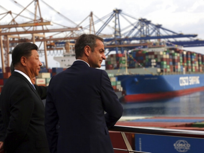 习近平和希腊总理参观中资控股港口。AP