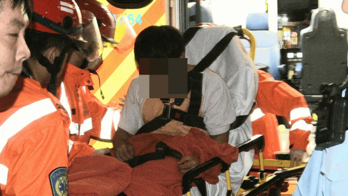 男子由救护车送院治理。