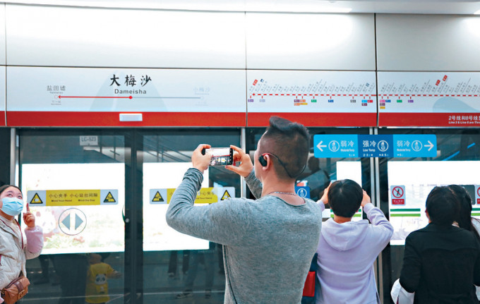 大梅沙站开通，乘客拍照留念。