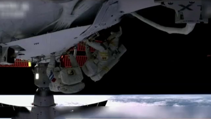 神舟十五号太空人进行第二次出舱活动。