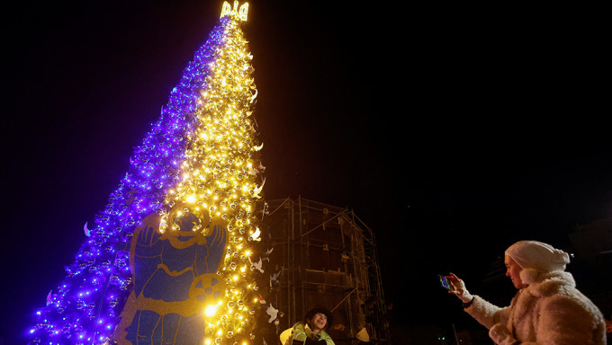 基辅市政府在市中心竖立圣诞树，亮起黄色和蓝色闪灯（乌克兰国旗的颜色）。路透