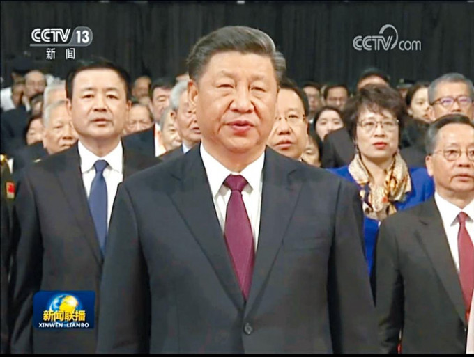 王小洪（左）曾陪同习近平，出席庆祝澳门回归二十周年大会。