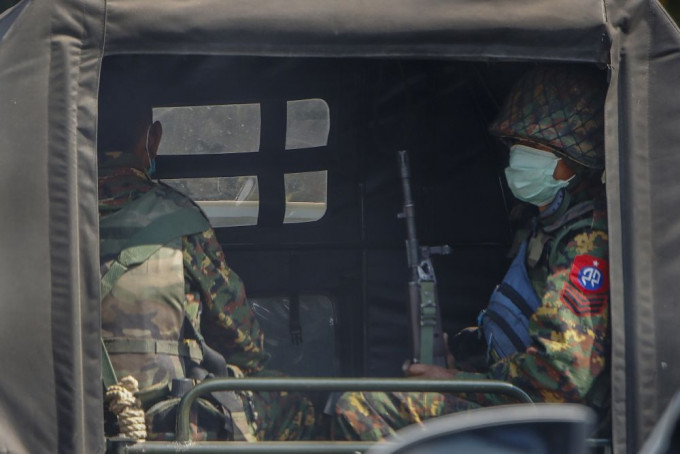 缅甸军方加紧巡逻市面。AP图片