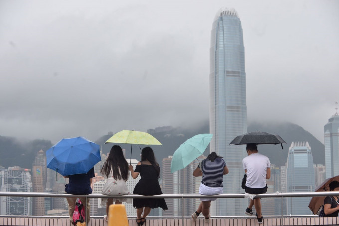 天文台预料本港今日大致多云，间中有狂风骤雨，有几阵雷暴。