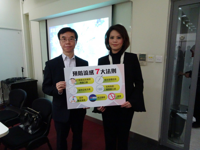 左起：公共衞生医学专科医生江永明及李升大坑学校校长叶小丽。资料图片
