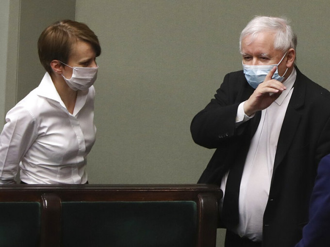 波兰执政法律和正义党领袖Jaroslaw Kaczynski和副总理Jadwiga Emilewicz昨日就押后大选事宜讨论。AP