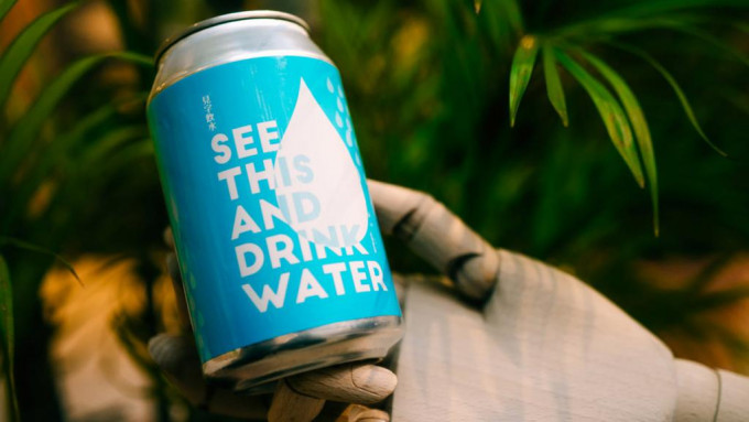 见字饮水协会早前曾与其他机构合作，推出罐装梳打水。协会FB