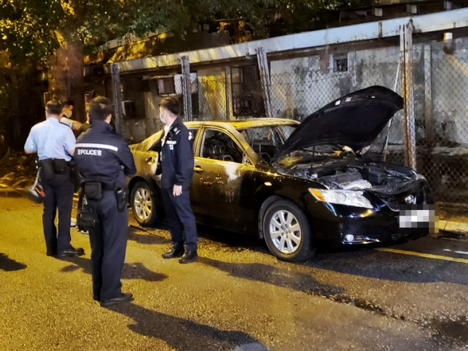长沙湾一辆私家车凌晨起火焚毁，警方怀疑该辆车与本月初油麻地一宗私家车拦途截劫案有关。