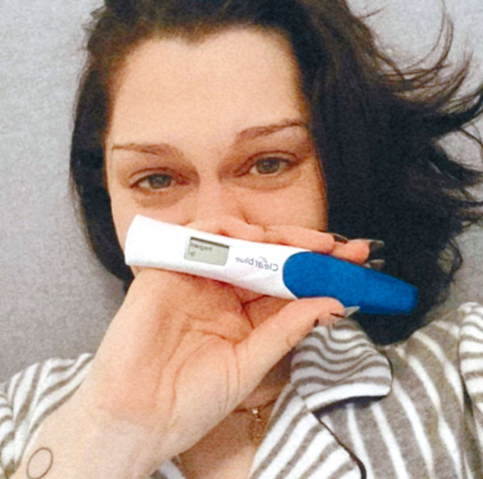 Jessie公开拿着验孕棒的照片，却宣布已流产。