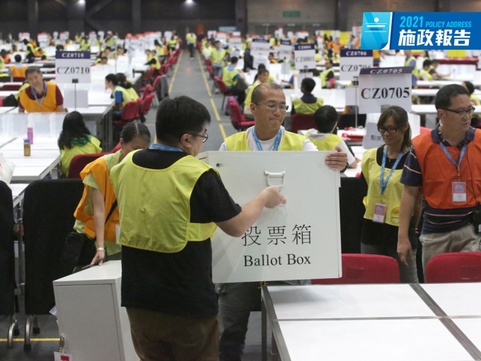 林鄭指，當局正積極研究如何讓在內地的香港選民在12月立法會選舉可行使投票權的方案。資料圖片
