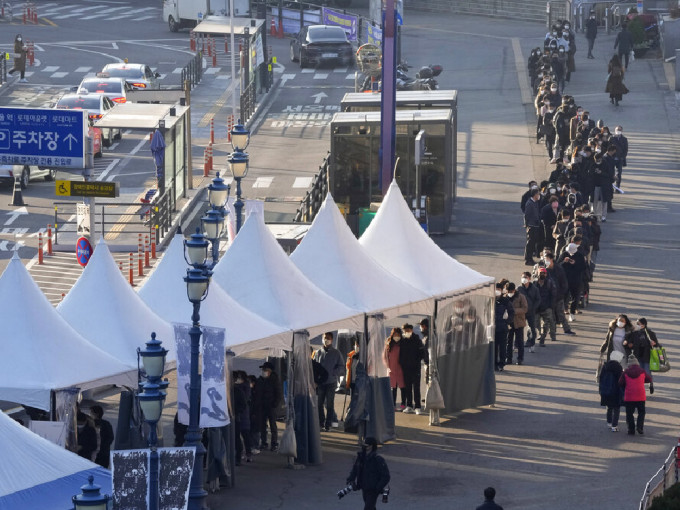 南韩疫情燃烧，首尔有大批民众排队等候检测。（美联社）