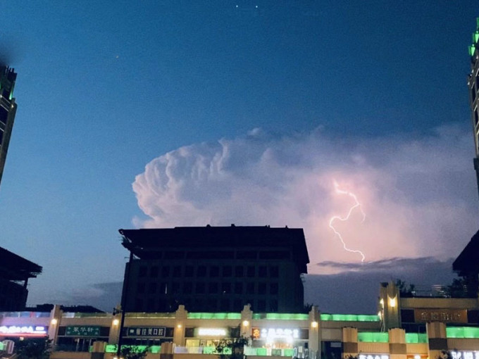 北京天空昨天出现雷暴云，一边晴天一边打雷闪电的奇景。(网图)