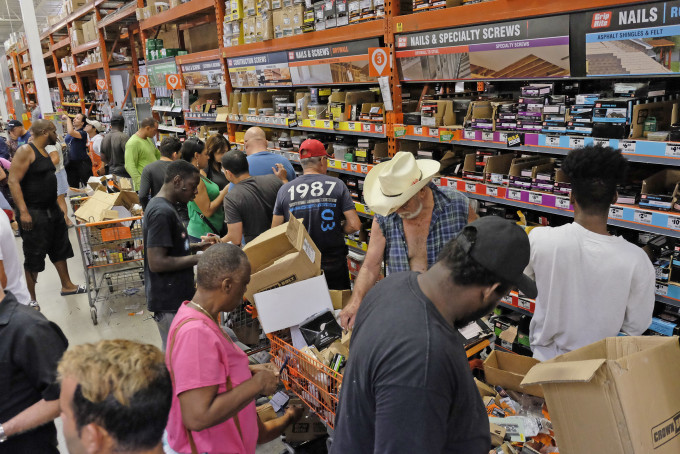 佛羅里達州已下令560萬人疏散，居民採購糧食應付風暴 。AP